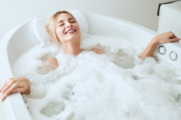 Để tránh bị khô da thì không nên tắm, rửa mặt nước quá nóng