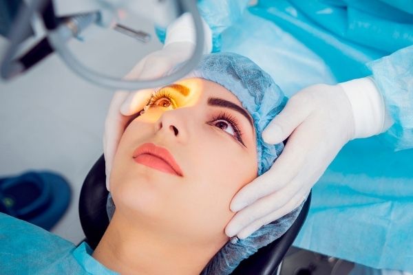 Một số đối tượng áp dụng phẫu thuật mắt để chữa tật khúc xạ