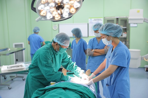 Mục sở thị ca phẫu thuật nội soi cứu bệnh nhân thủng dạ dày tại Phương Đông