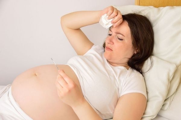 Mẹ bầu có thể bị sốt nhẹ sau khi tiêm phòng uốn ván