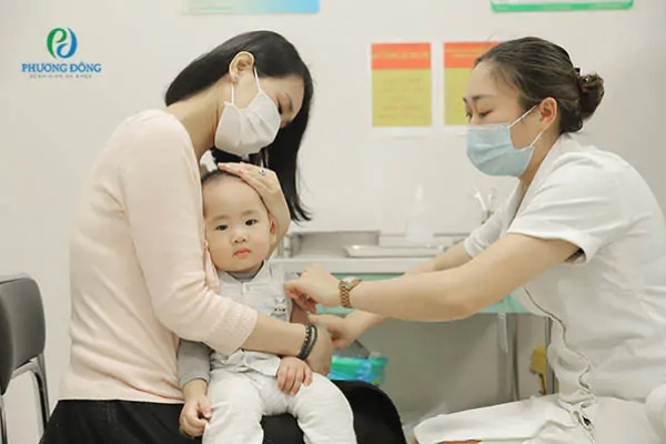 Tiêm vắc xin cho trẻ nhỏ tại BV Phương Đông