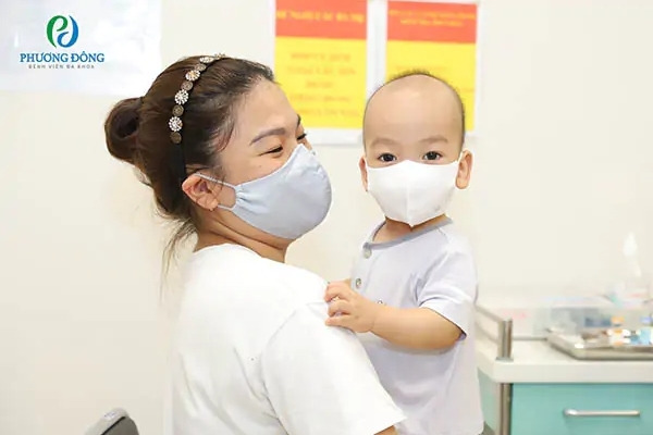 Trẻ nhỏ được bố mẹ đưa đi tiêm chủng tại Phương Đông