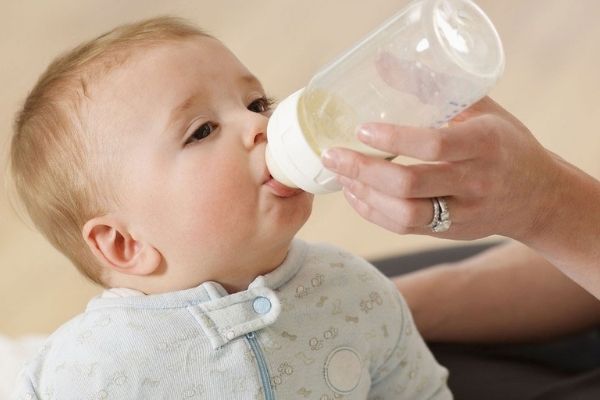 Cho trẻ uống nhiều nước giúp làm loãng dịch mũi
