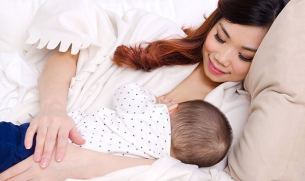 Trẻ bú mẹ dù theo tư thế nào cũng không làm tăng nguy cơ viêm tai giữa.
