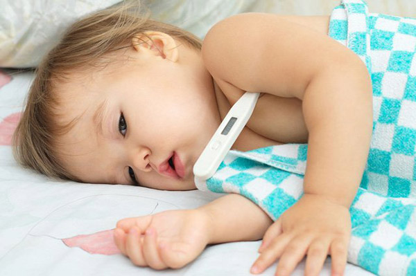 Theo dõi thân nhiệt thường xuyên, hạ sốt kịp thời giúp hạn chế biến chứng nguy hiểm cho trẻ.