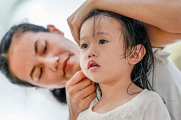 Phụ huynh cần thường xuyên lau sạch sẽ dịch chảy ra từ tai của trẻ