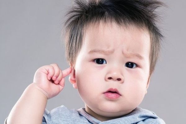 Trẻ 12 tháng tuổi chậm nói thường ít giao tiếp với người khác