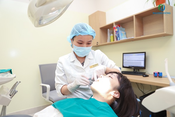 Bác sĩ cần thăm khám kỹ lưỡng trước khi chỉ định trồng răng bằng cấy ghép implant cho người bệnh