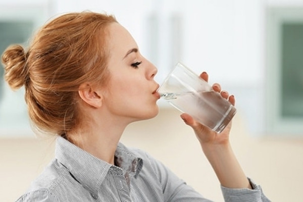 Uống nhiều nước làm loãng nước tiểu, giảm nồng độ hCG