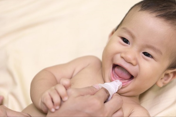 Mẹ cần vệ sinh răng lợi cho trẻ hi sạch sẽ khi bé mọc răng bỏ bú bình