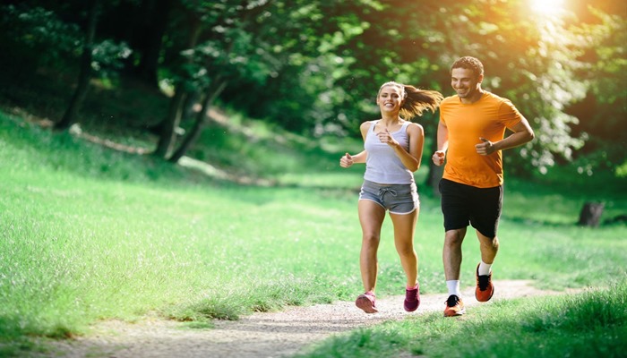 Đi bộ và rèn luyện thể dục thể thao thường xuyên là biện pháp phòng bệnh loãng xương hiệu quả