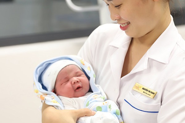 Em bé sinh tại BVĐK Phương Đông sau khi tiếp xúc da kề da với bố