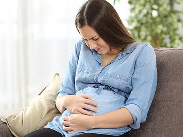 Đau bụng trên khi mang thai tháng cuối có thể do nguyên nhân sinh lý hoặc bệnh lý
