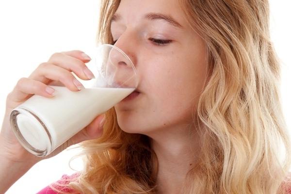 Người loãng xương nên uống sữa mỗi ngày