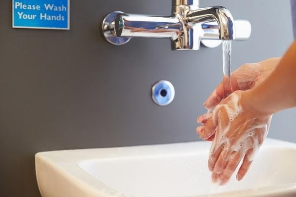 Rửa tay ngay sau khi đi vệ sinh