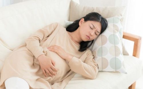 Đau bụng trên khi mang thai tháng cuối có nguy hiểm không?