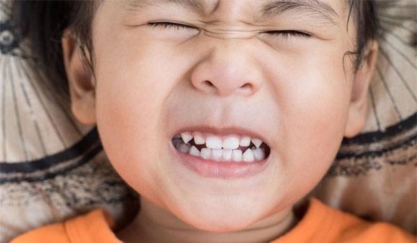 Trẻ hay nghiên răng có thể xuất phát từ nguyên nhân sinh lý hoặc bệnh lý