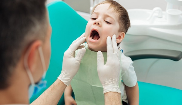 Khi trẻ gặp bất cứ vấn đề gì về răng miệng, bạn cần đưa bé tới thăm khám nha sĩ ít nhất 1 lần