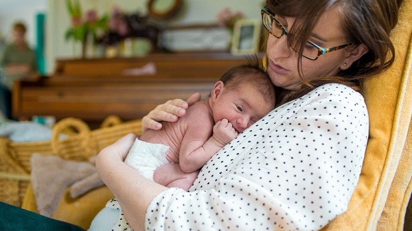 Trẻ sơ sinh hay thức đêm là tình trạng phổ biến, gây khá nhiều phiền toái cho các bậc phụ huynh