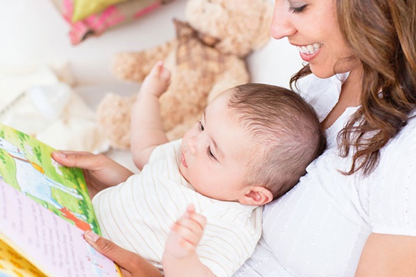 Đọc truyện trước khi đi ngủ cho bé giúp bé ngủ ngon hơn