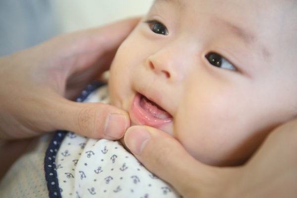Trẻ sơ sinh quấy khóc bất thường có thể là do bé đang mọc răng