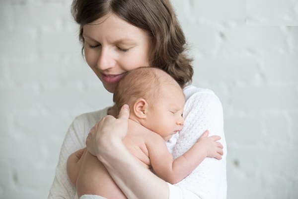 Trẻ sơ sinh khóc nhiều có thể do bé đang muốn được bố mẹ bế, âu yếm, chiều chuộng