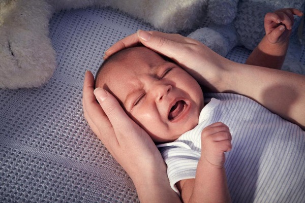 Khi thấy trẻ sơ sinh khóc nhiều, phụ huynh cần giữ tâm lý bình tĩnh