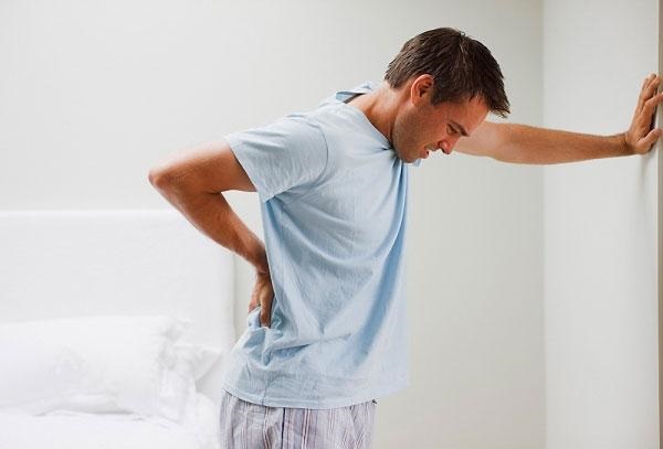 Đau lưng, đau cột sống liên tục là triệu chứng loãng xương điển hình