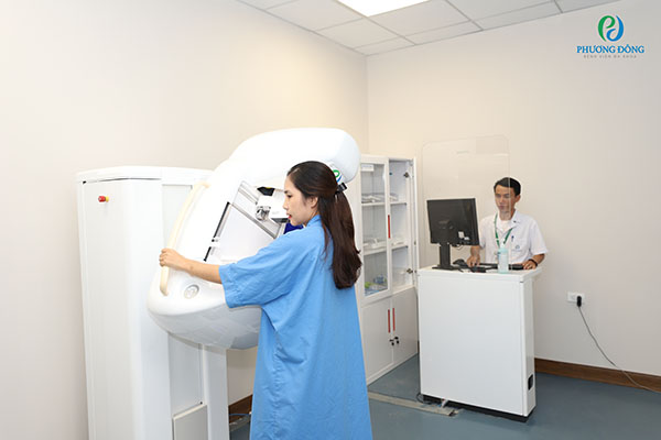 Khách hàng đang được chụp x-quang tuyến vú tầm soát ung thư vú.