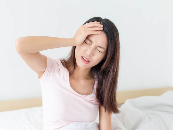 Người bị áp xe não thường có biểu hiện sốt, nhức đầu liên tục