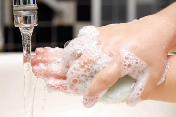 Rửa tay thường xuyên để phòng bệnh lây nhiễm
