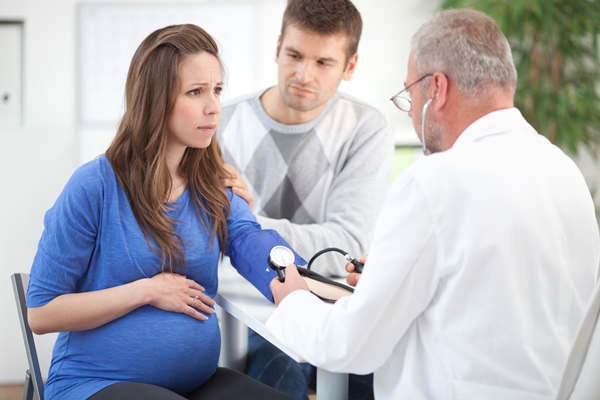 Đo huyết áp là cách giúp chẩn đoán tiền sản giật khi mang thai