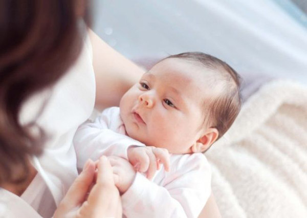 Nắm thật chặt mọi thứ trong tầm với của mình là phản xạ thường thấy ở trẻ 1 tháng tuổi.