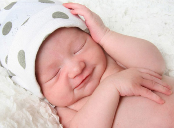 Trẻ 1 tháng tuổi đã biết cười, bé cười ngay cả trong giấc ngủ.