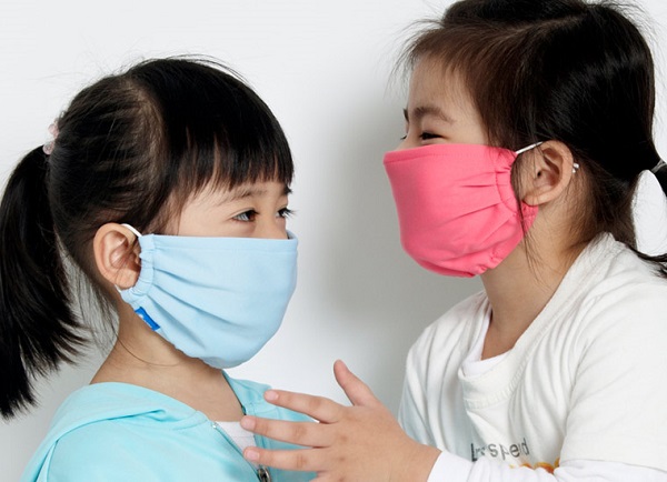 Vi rút, vi khuẩn gây viêm phế quản phổi có thể lây làn qua dịch tiết từ mũi, miệng