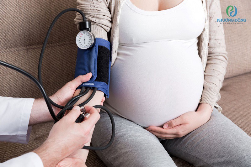 Mẹ bầu bị cao huyết áp thai kỳ có thể gặp tình trạng ít nước ối