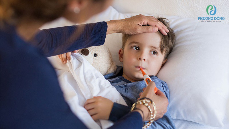 Trẻ bị sốt chân tay lạnh đầu nóng là biểu hiện cơ thể chống lại bệnh