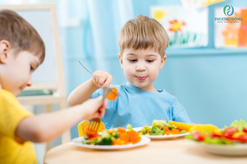 Cho bé ăn đủ các chất dinh dưỡng để tăng cường sức đề kháng