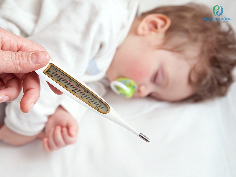 Trẻ nằm im và ngủ li bì là dấu hiệu trẻ bị sốt chân tay lạnh đã bị nặng