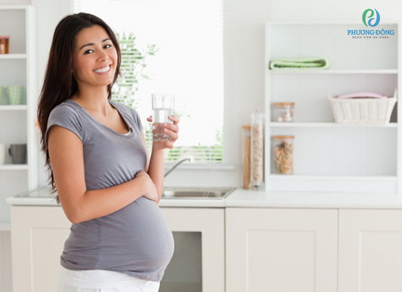 Mẹ bầu nên uống gì để nước ối trong?