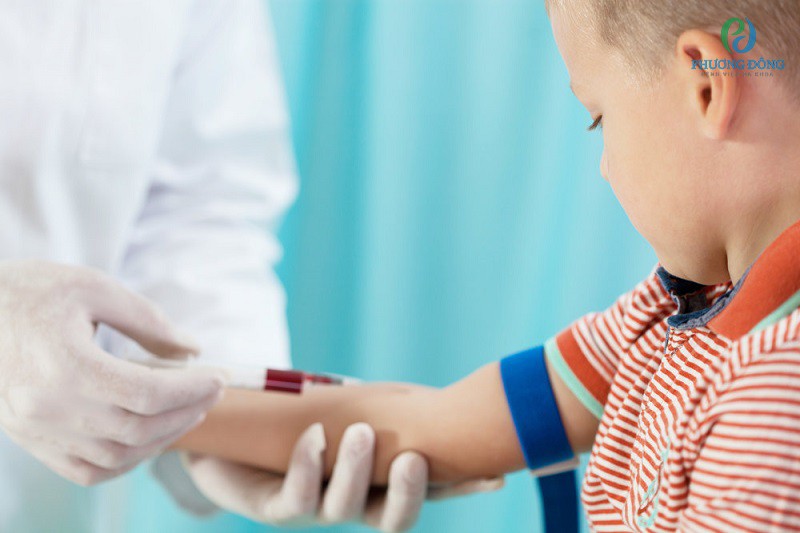 Trẻ sẽ được lấy máu xét nghiệm máu để chẩn đoán tình trạng nhiễm trùng khi bị sốt phát ban
