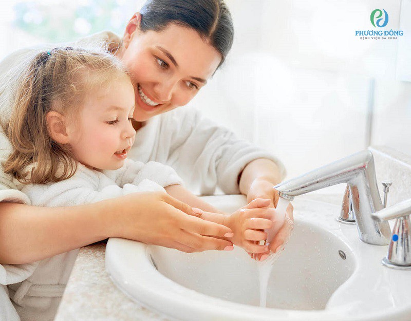 Rửa tay thường xuyên là phương pháp ngăn ngừa virus xâm nhập vào cơ thể trẻ