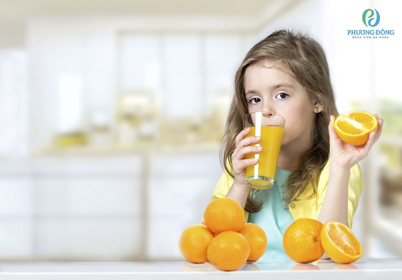 Bổ sung nước cho trẻ khi bị sốt virus bằng cách để trẻ uống nước ép hoa quả