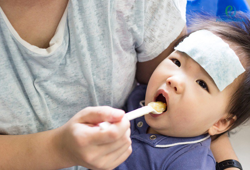 Cha mẹ nên ưu tiên cho trẻ bị sốt virus ăn thức ăn mềm hoặc cháo, súp 
