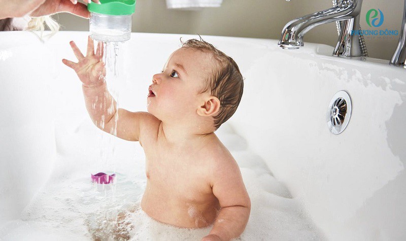 Trẻ bị sốt siêu vi có thể tắm để cơ thể thoải mái và dễ chịu