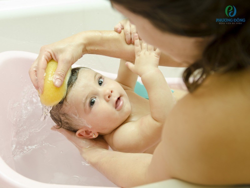 [Giải đáp - Tư vấn] Trẻ bị sốt có nên tắm không và cần lưu ý những gì?