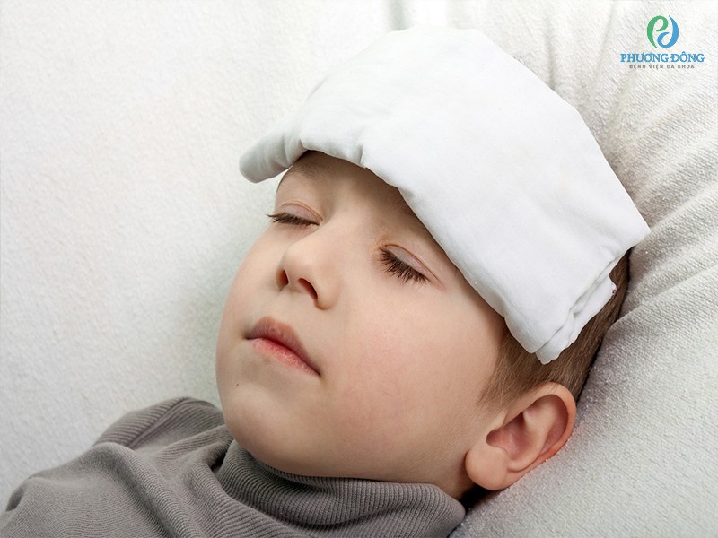Không nên dùng khăn lạnh chườm cho trẻ để hạ sốt