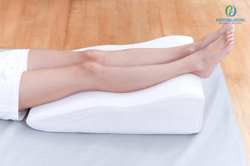 Kê cao chân khi ngủ giúp giảm tình trạng sưng phù ở chân