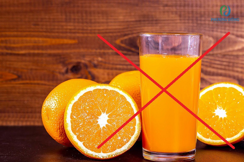 Không nên uống nước cam vì chúng kích thích bàng quang và gây cảm giác khó chịu hơn