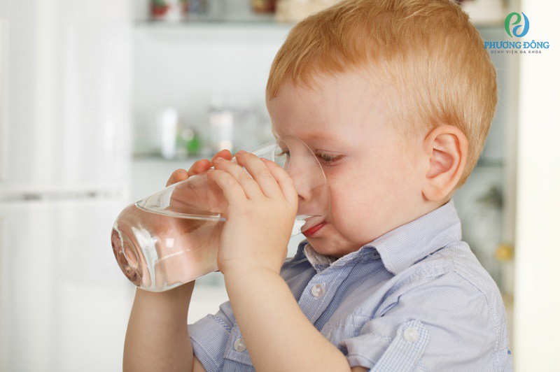Phụ huynh cần cho trẻ uống đủ nước hàng ngày để giữ sạch đường niệu đạo